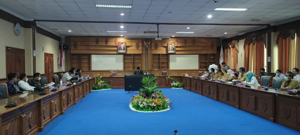 Keluhan manajemen  Rumah Sakit Umum Kudungga terkait dengan banyaknya utang pasien tidak mampu yang belum terbayarkan,  ternyata bisa diatasi dengan  menggunakan dana Badan Layanan Umum (BLU) rumah sakit itu sendiri.  Seperti dijelaskan Haryati, sekertaris Dinas Kesehatan Kutim, yang juga mantan Kabag Keuangan RSUD .