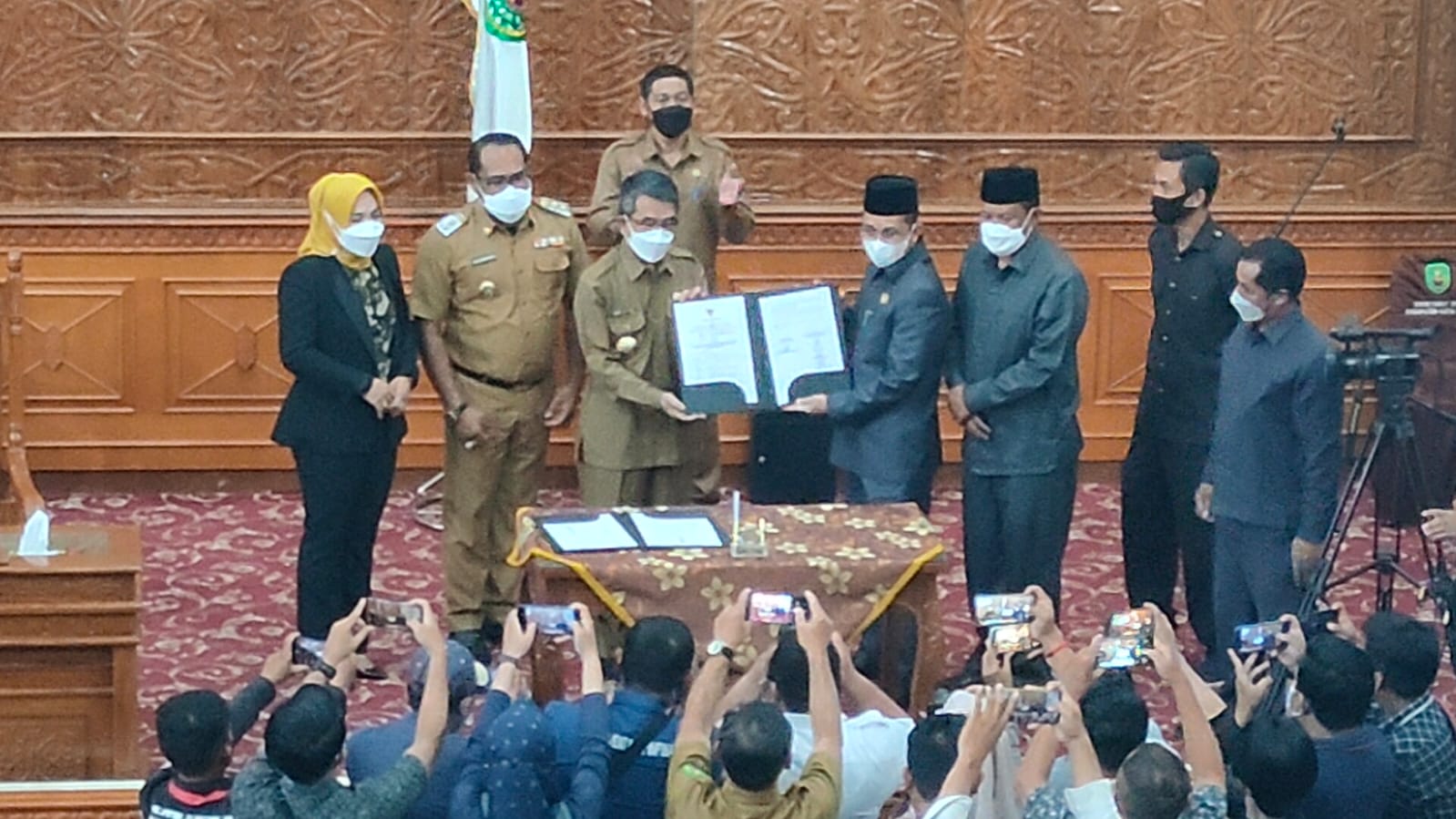 DPRD Kutim Akhirnya Sahkan Raperda Pengelenggaraan Ketenagakerjaan dan Pembentukan 11 Desa