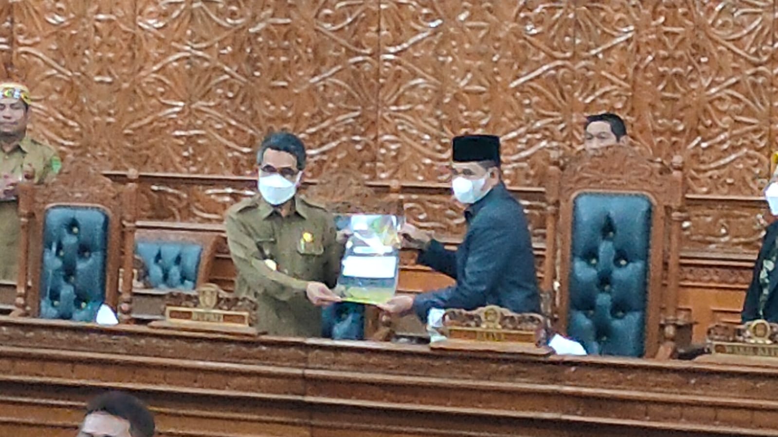 Bupati Kutim Sampaikan Nota Penjelasan Raperda Pengelolaan Keuangan Daerah dan Pembentukan dan Susunan Perangkat Daerah